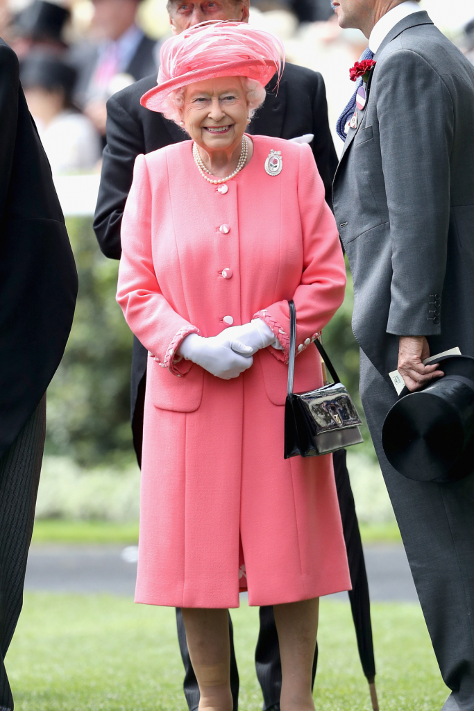 Elizabeth II : 10 tenues colorées qui nous ont marqués