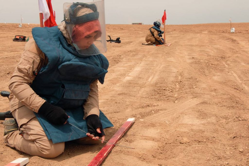 Dalal et son équipe de démineuses sont au travail dans un champ truffé de mines près de Mossoul, en Irak. 