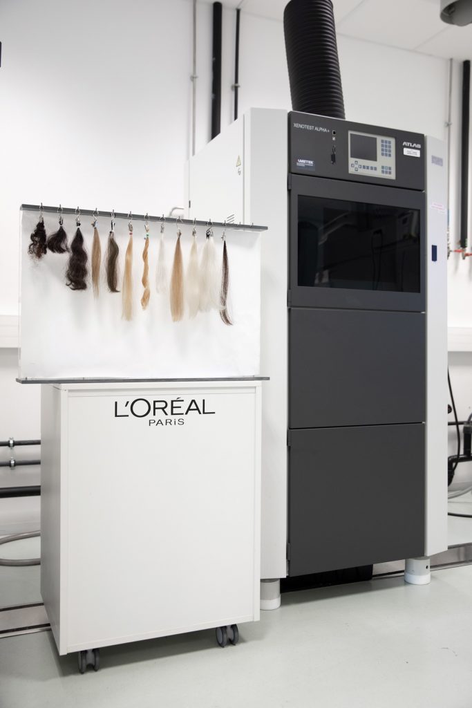 Des échantillons de cheveux dans les laboratoires de L'Oréal Paris.