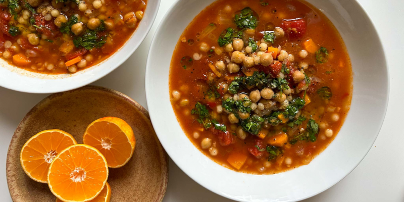 Soupe marocaine aux tomates et aux pois chiches et huile a la coriandre
